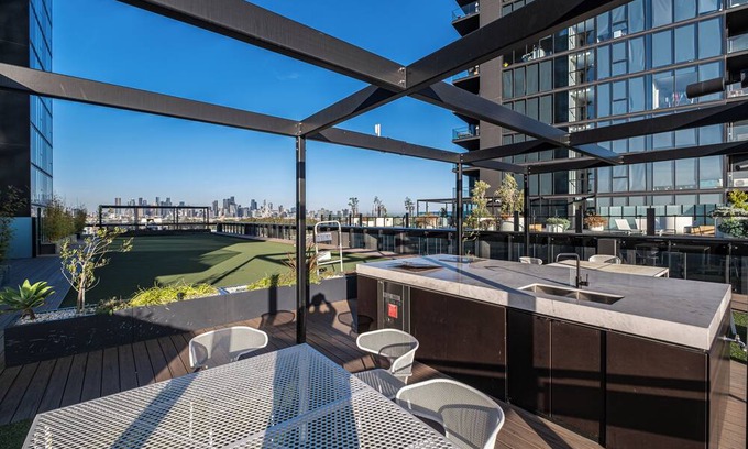 Footscray Apartment | Cozy 2-Bedroom Apartment in Footscray with Pool Access