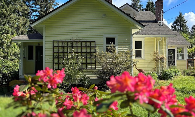 Shawnigan Lake House | Cozy 5BR Farmhouse Steps from Shawnigan Lake!