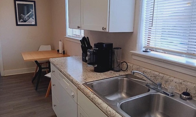 North Little Rock Condo | Cozy King Bed Apartment Near Downtown with Kitchen Access