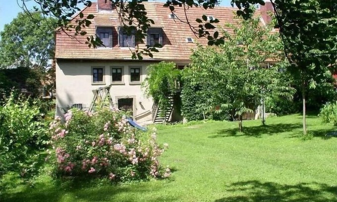 Wiesentheid House | Inviting Aardehuis Appartement "West" with Family Amenities