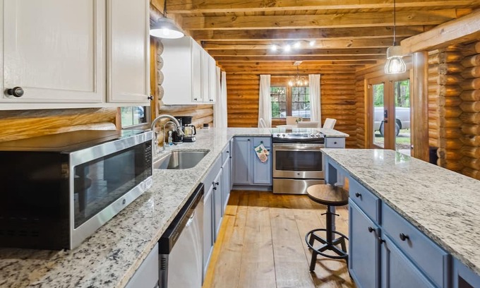 Fleming Cabin | Pet-Friendly Cabin with Scenic Lake Views Near Savannah
