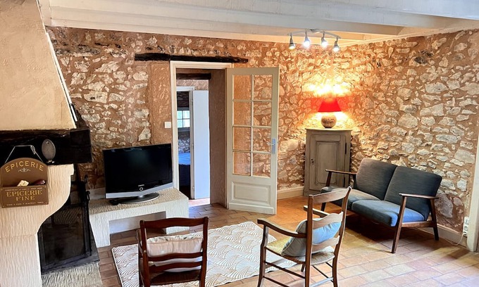 Monflanquin House | Gite Triguedina: Private Pool, Terrace & Wi-Fi for Families