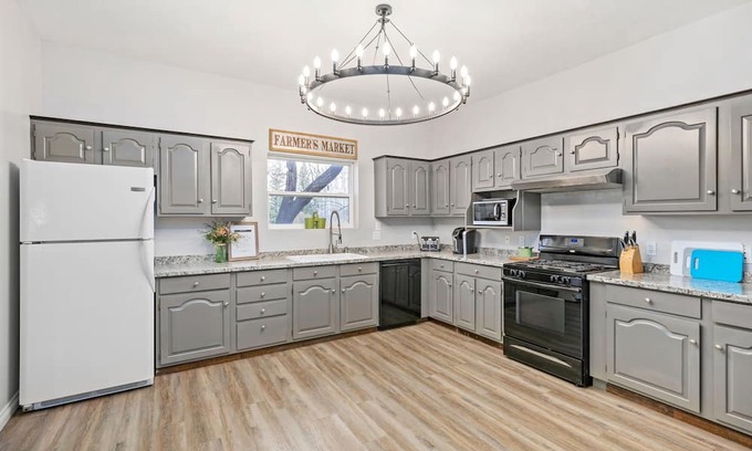 Fairfield House | Family-Friendly Fairfield Park Inn Room #4 with Breakfast