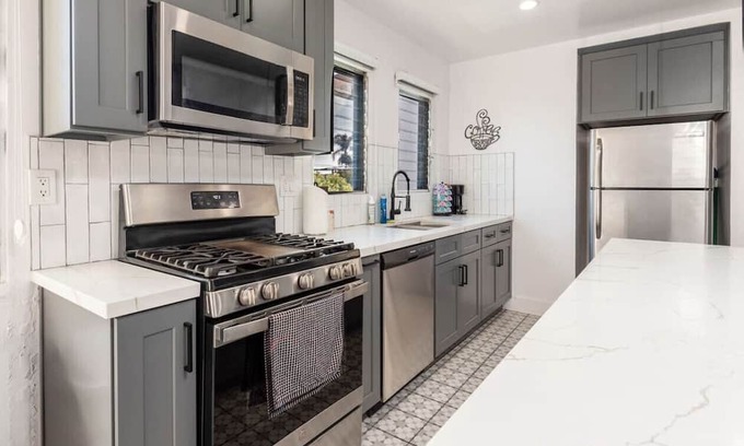La Brea House | Elegant 4BD Duplex in Beverly Grove with Family Amenities