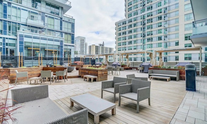 Yonge-Eglinton Apartment | Modern 2+1 Bedroom Retreat with Pool and Spa Access