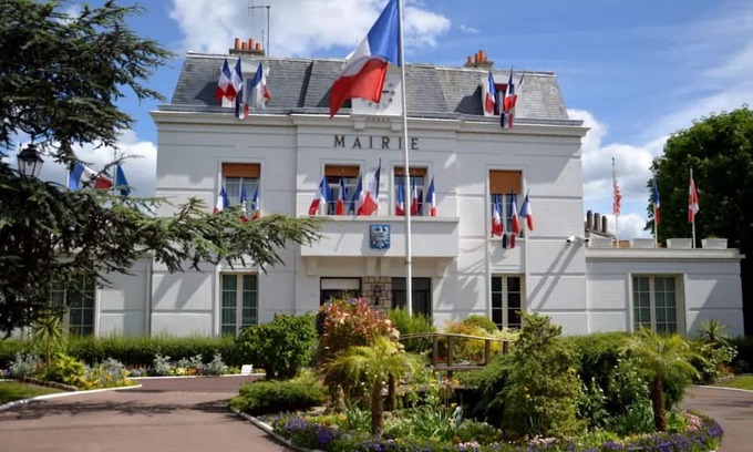 Neuilly-Plaisance Apartment | Cozy Independent Retreat with Garden for Families