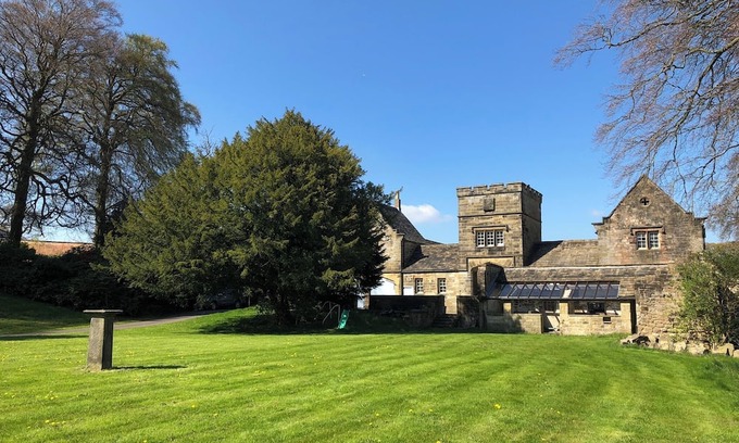 Hollow Meadows Cottage | Romantic Shepherd's Hut with Garden in Stocksbridge