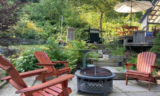 Grafton House | Cozy Grafton Cottage with Pond and Spa Near Ski Resorts