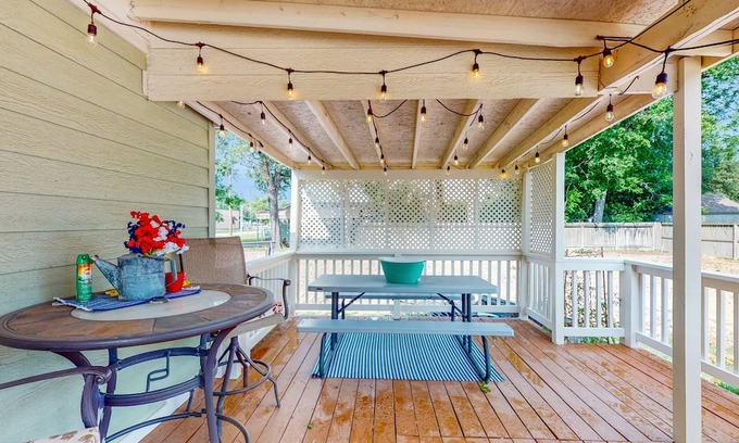 Tomball House | Convenient Access to Shops and Dining with Essential Amenities