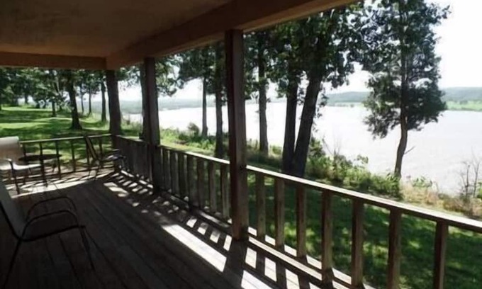 Golconda House | Inviting Two Bedroom Bungalow with Kitchen on the River