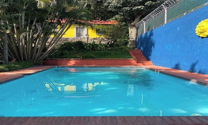Zona 10 House | Colonial House: Enjoy Poolside Relaxation in the City