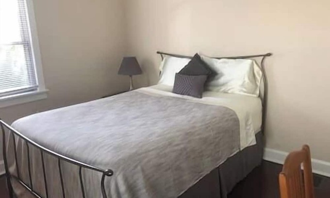 Milford House | Convenient Room Near Downtown with Kitchen Access