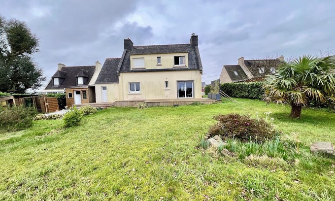 Daoulas House | Cozy Family Retreat Steps from the Center with Garden