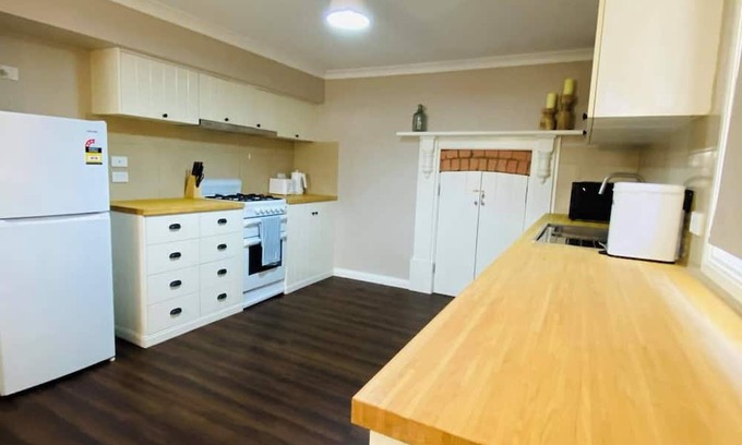 Golden Square Cottage | Explore Kennedy's Kottage: Pet-Friendly Near Bendigo Stadium