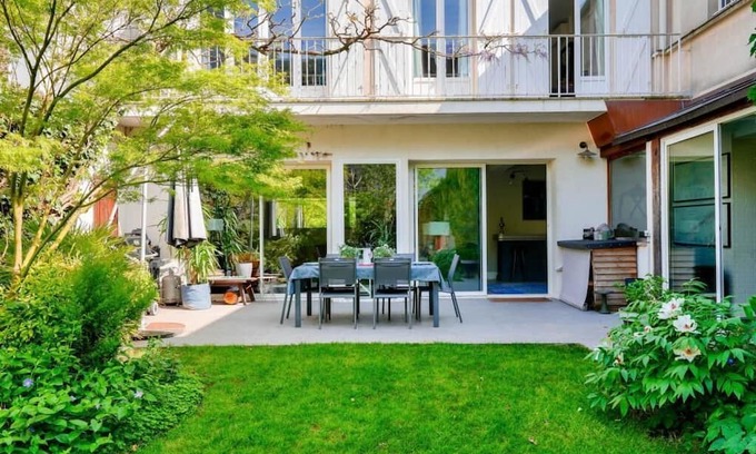 Montmartre House | Explore the Comfort of Vrbo Property with Family-Friendly Amenities
