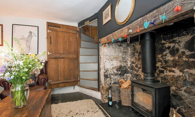 Chagford Cottage | Cozy Bluebell Cottage: Pet-Friendly Getaway with Open Fire