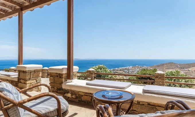 Agios Ioannis House | Cozy Aegean's Top View with Garden and Wi-Fi Access