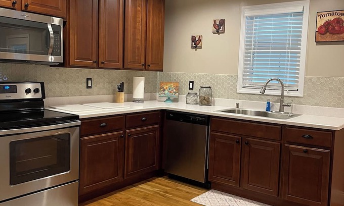 Murray Other | Idyllic Farmhouse Retreat with Kitchen, Near Murray, KY