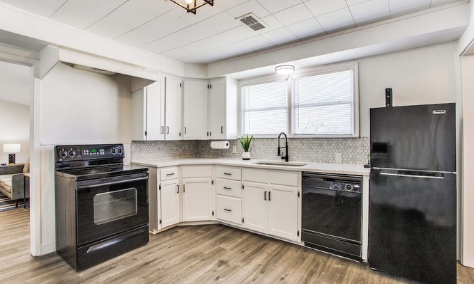 Cedar Hill House | Inviting Retreat On The Hill: Family-Friendly Stay Awaits