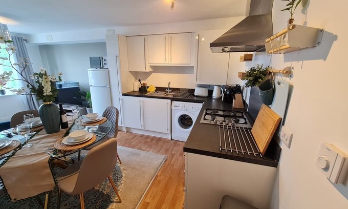 Hanham Apartment | Stylish 2-Bed Retreat Near St George's Park with Breakfast