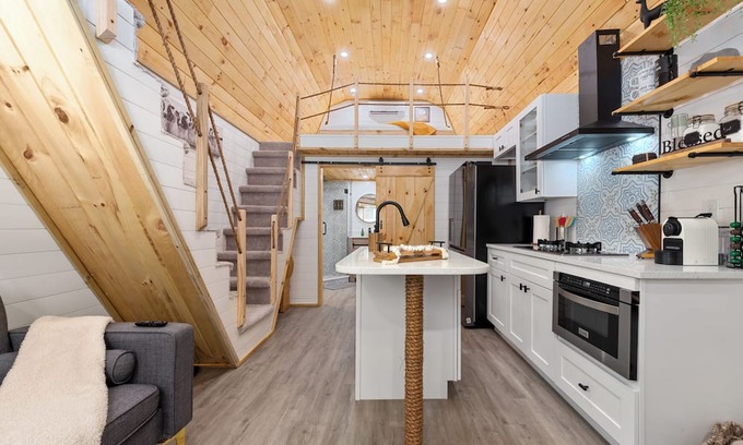 Azalea Park House | Discover The Moose Cabin: Spa and Family-Friendly Retreat