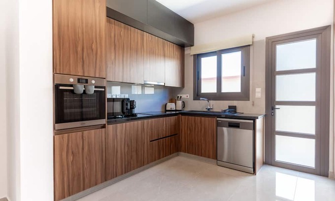 Kato Polemidia Apartment | Family-Friendly Kyvelis I - Cozy Three Bedroom Retreat