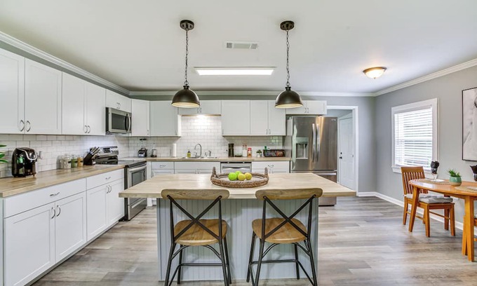 Wakefield Cottage | Cozy Cottage with Fire Pit near Lake Rosemound!