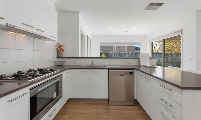Alfredton House | Family-Friendly Goldwood Gem: Relaxed Country Retreat