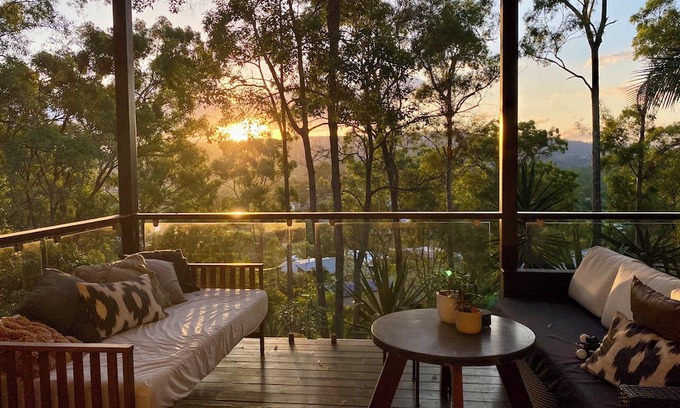 Mudgeeraba House | Discover Summerhill House: Family Retreat with Sunset Views