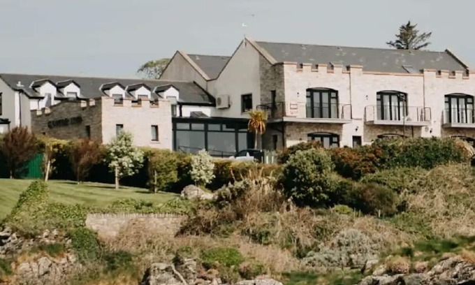 Greencastle House | Seafront Castle Inn: Family-Friendly Getaway by the Ferry