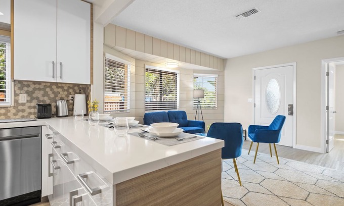 Moorpark House | Relaxing Getaway: Child-Friendly Retreat with Kitchen Access