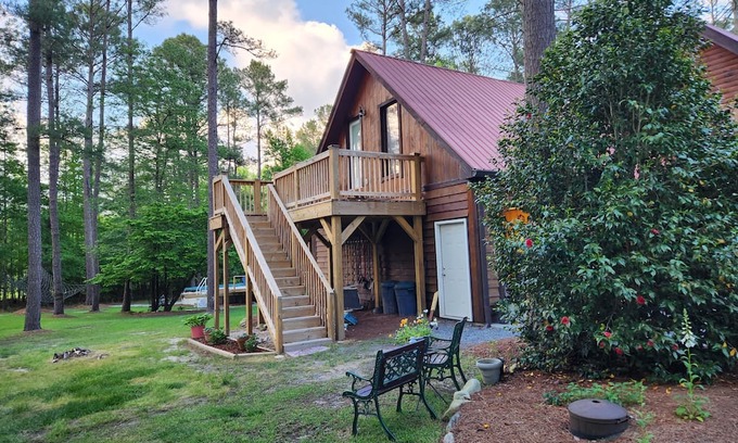 West End Cabin | Log Cabin Retreat with Hot Tub & Pool Near the US Open