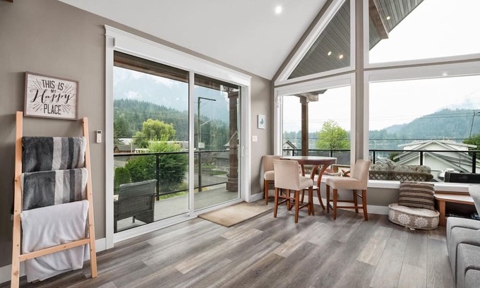 Hope House | Discover Tranquility at Lake Retreat with Mountain Views