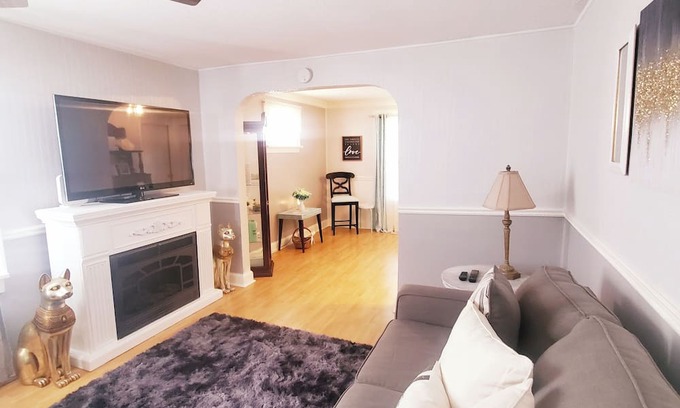 Indianapolis House | Prime 2 Bedroom Stay Minutes From Downtown Indy!