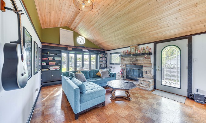 Fox Lake House | Inviting Lake Pistakee Getaway with Kayaks & Patio Fun