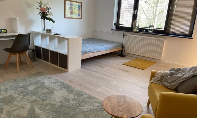 Westend Apartment | Cozy Apartment in Berlin Neu-Westend, Near Messe & Stadium
