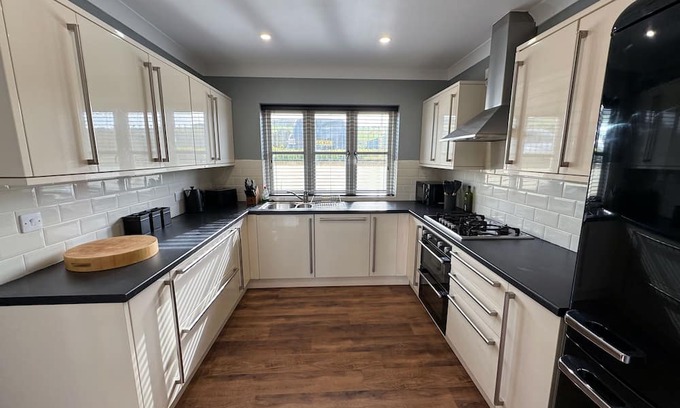 Newport House | Sea View Retreat: Refurbished, Dog-Friendly Escape for 6