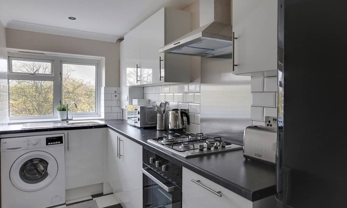 Harlow Apartment | Modern 1-Bed Apartment in Harlow with Kitchen & Breakfast