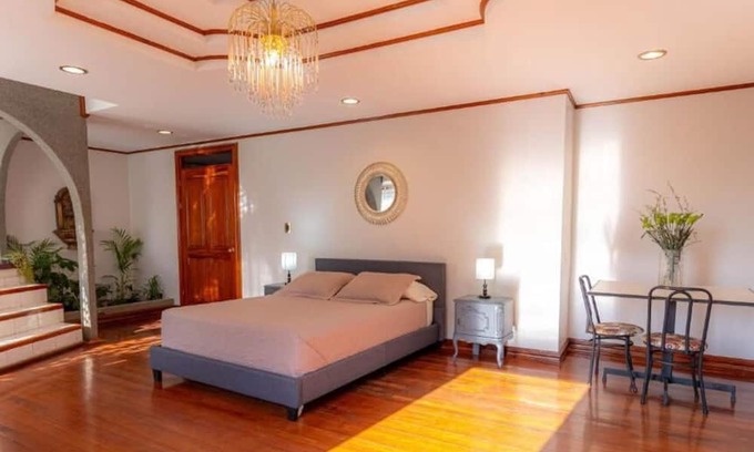 Roble House | Cozy Casa Familiar La Tortuga: Breakfast & Family-Friendly