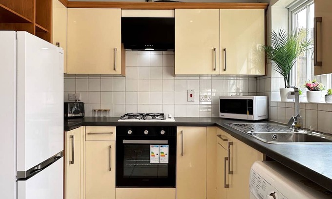 Stevenage House | Cozy K Suites: Family-Friendly 2 Bed House with Parking