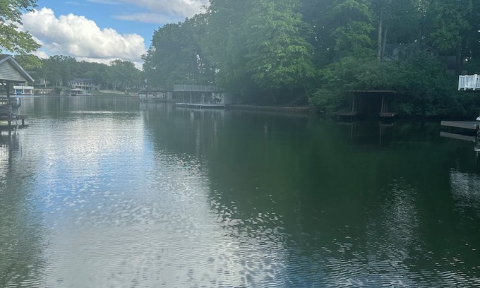 Effingham House | Family-Friendly Retreat at the Lake - Perfect Getaway!
