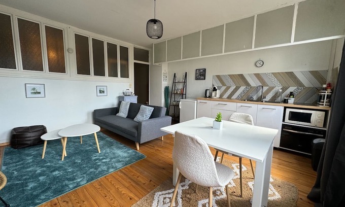 Quartier du chateau Apartment | Cozy Retreat in Caen with Kitchen and Child-Friendly Amenities