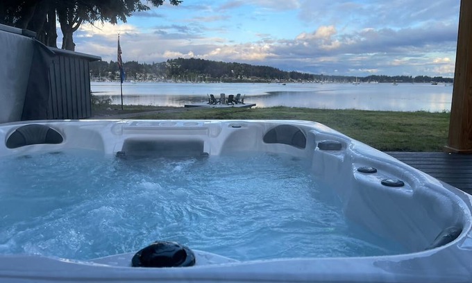Poulsbo House | Family-Friendly Getaway at Palm Springs of Poulsbo
