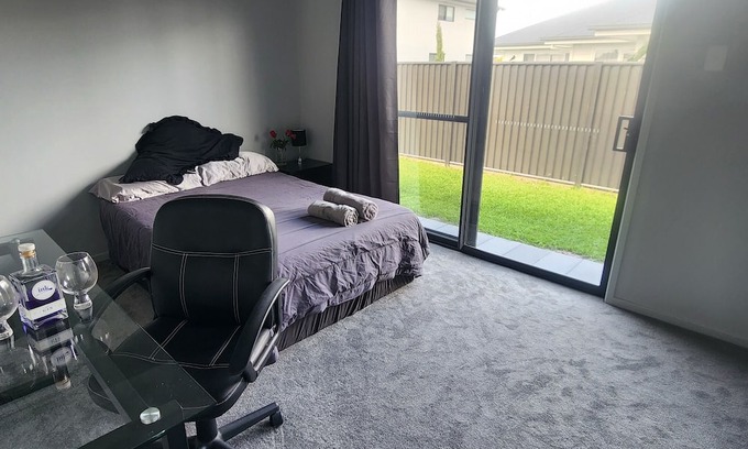 Ballina House | Modern Guest Suite with A/C, Spa & Walk to Local Attractions