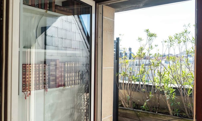 Saint-Mande Apartment | Inviting Studio Near Bois de Vincennes with Great Amenities