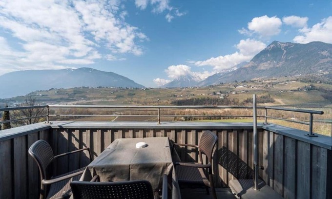 Schenna Apartment | Apartment 'De Luxe 5' with Mountain View, Shared Terrace and Wi-Fi