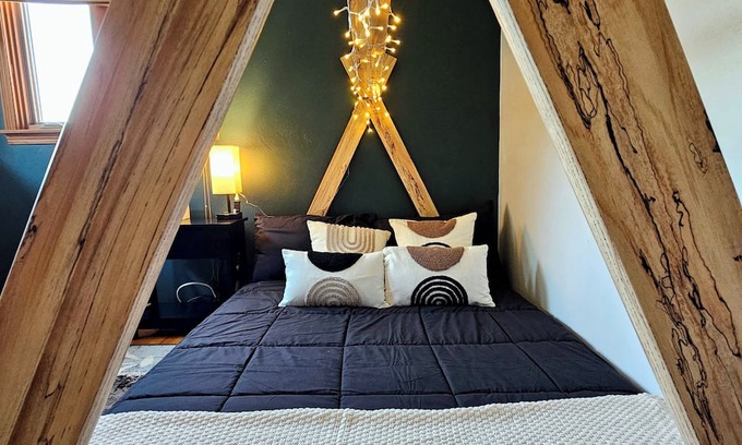 Elizabeth House | Relax at The Willow Zen Sanctuary with Private Sauna & Tub