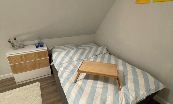 Schnelsen House | Cozy Room in a Beautiful Home Near City Attractions