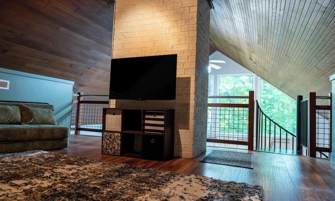 Charlotte Cabin | Cozy Cabin Retreat near Uptown with Spa and Hot Tub