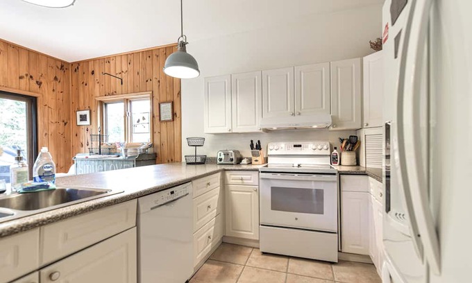Muskoka Lakes Cottage | Serene Lakeside Escape: Windsor Point Retreat for Families
